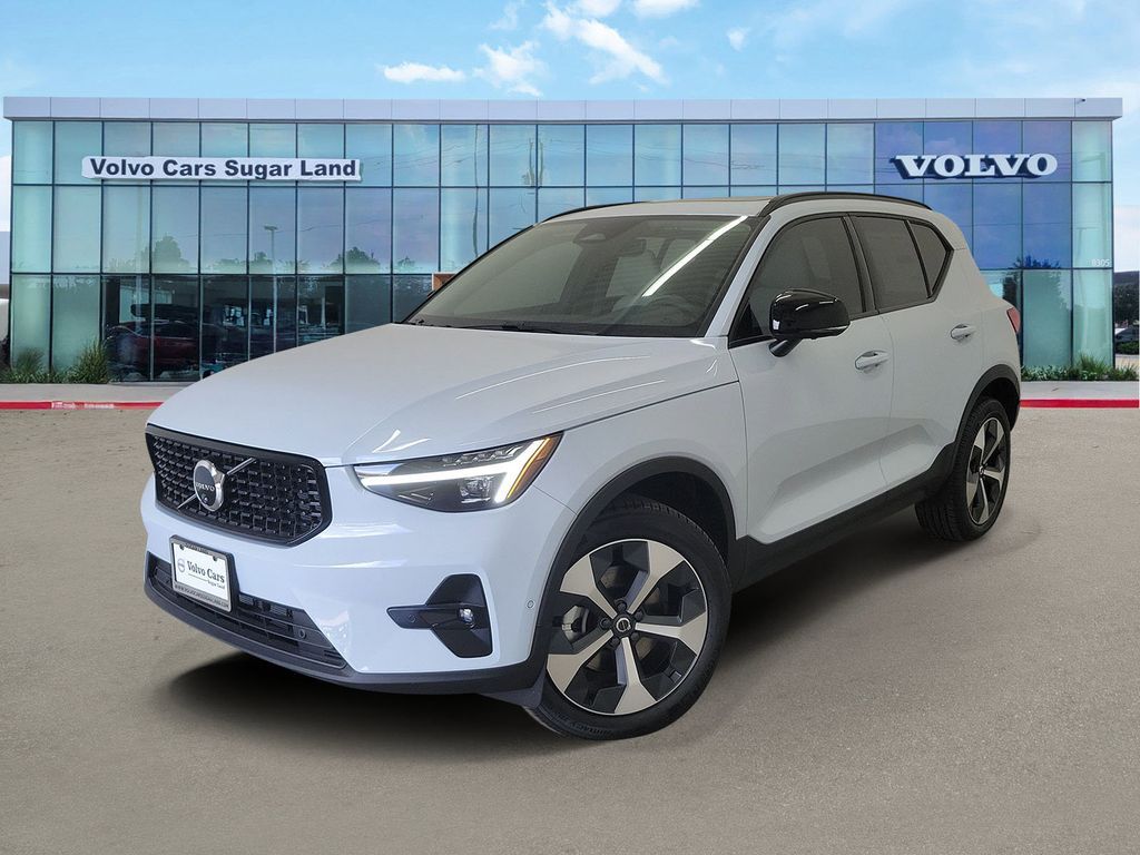 2026 VOLVO XC40