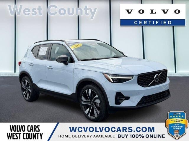 2025 VOLVO XC40