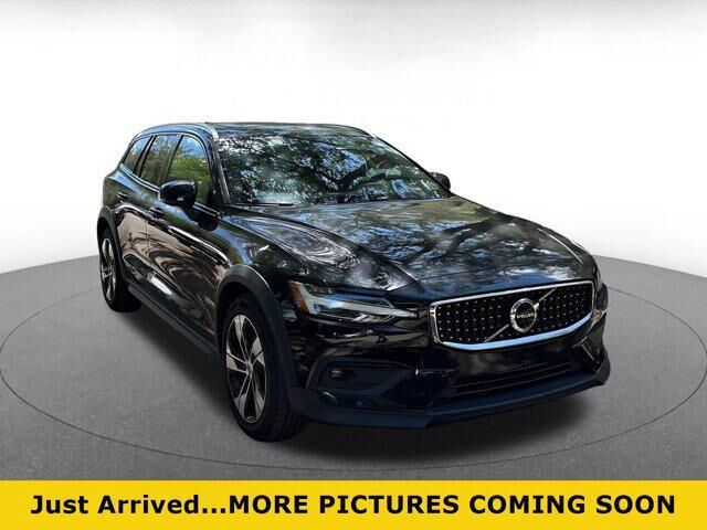 2025 VOLVO V60CC