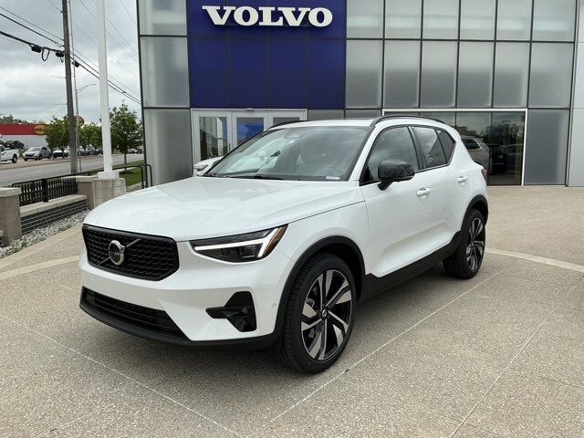 2026 VOLVO XC40