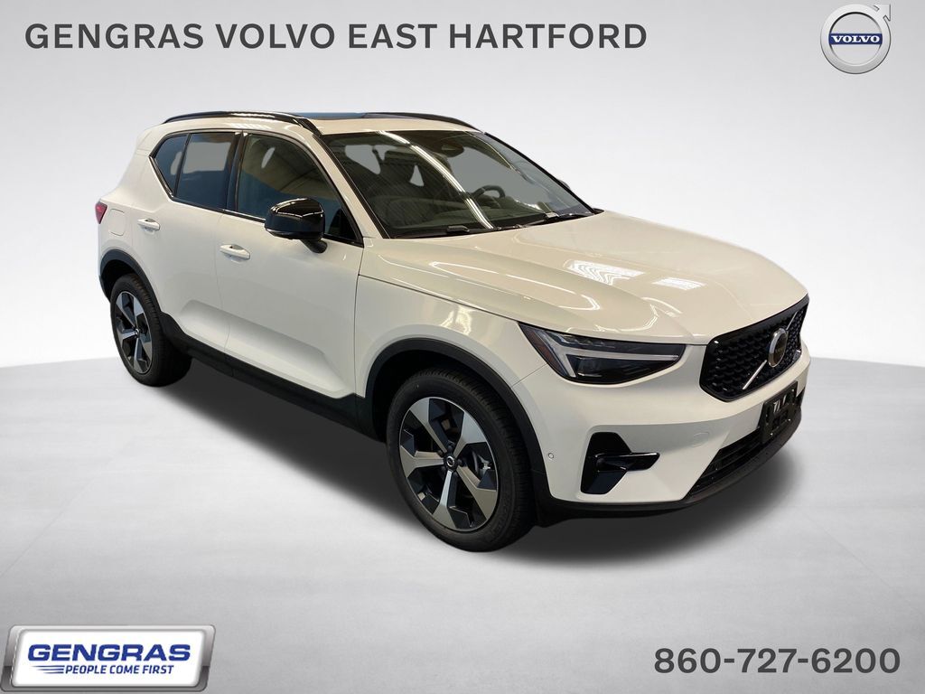 2026 VOLVO XC40