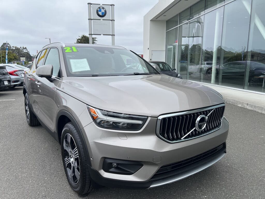 2021 VOLVO XC40