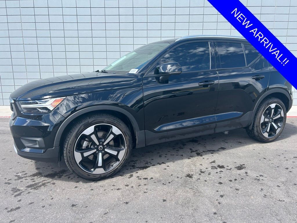2021 VOLVO XC40