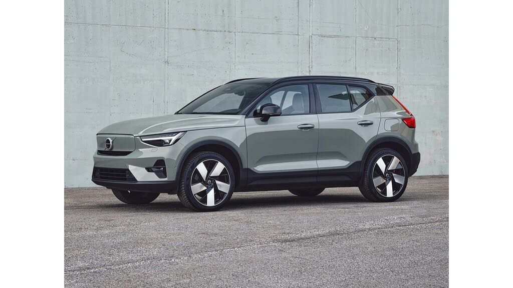 2023 VOLVO XC40