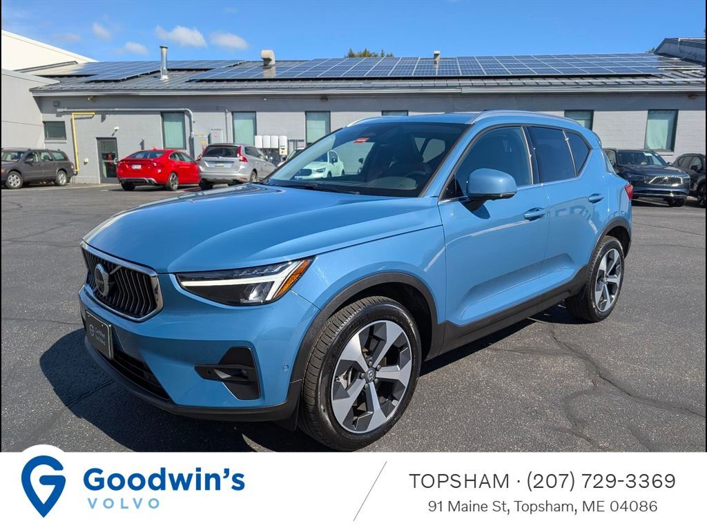 2025 VOLVO XC40
