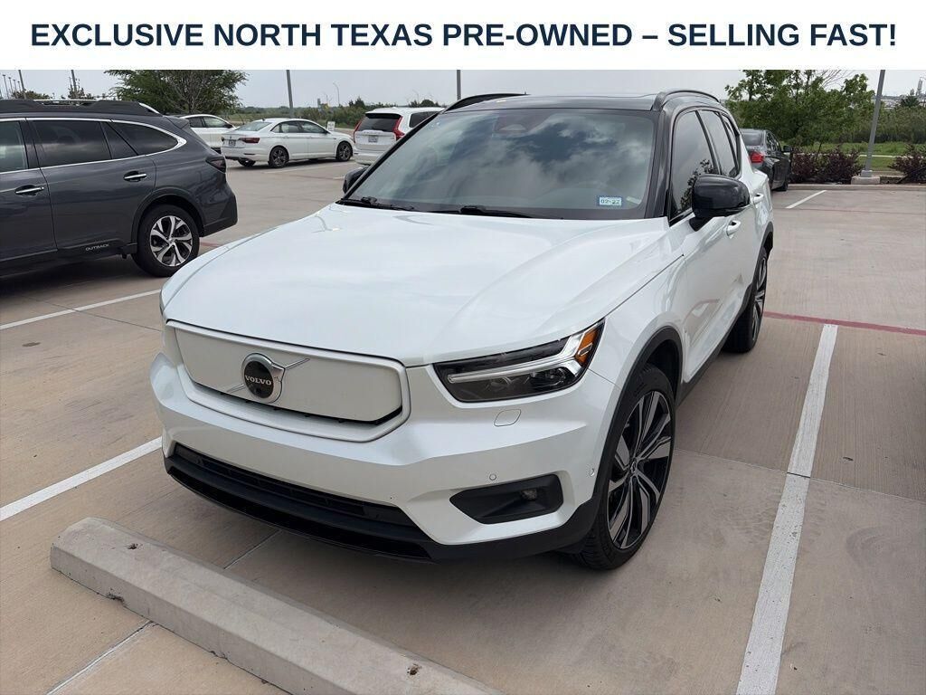 2022 VOLVO XC40