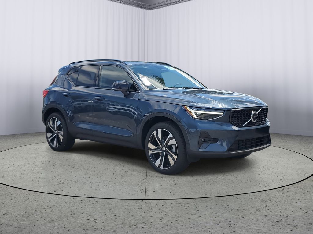 2026 VOLVO XC40