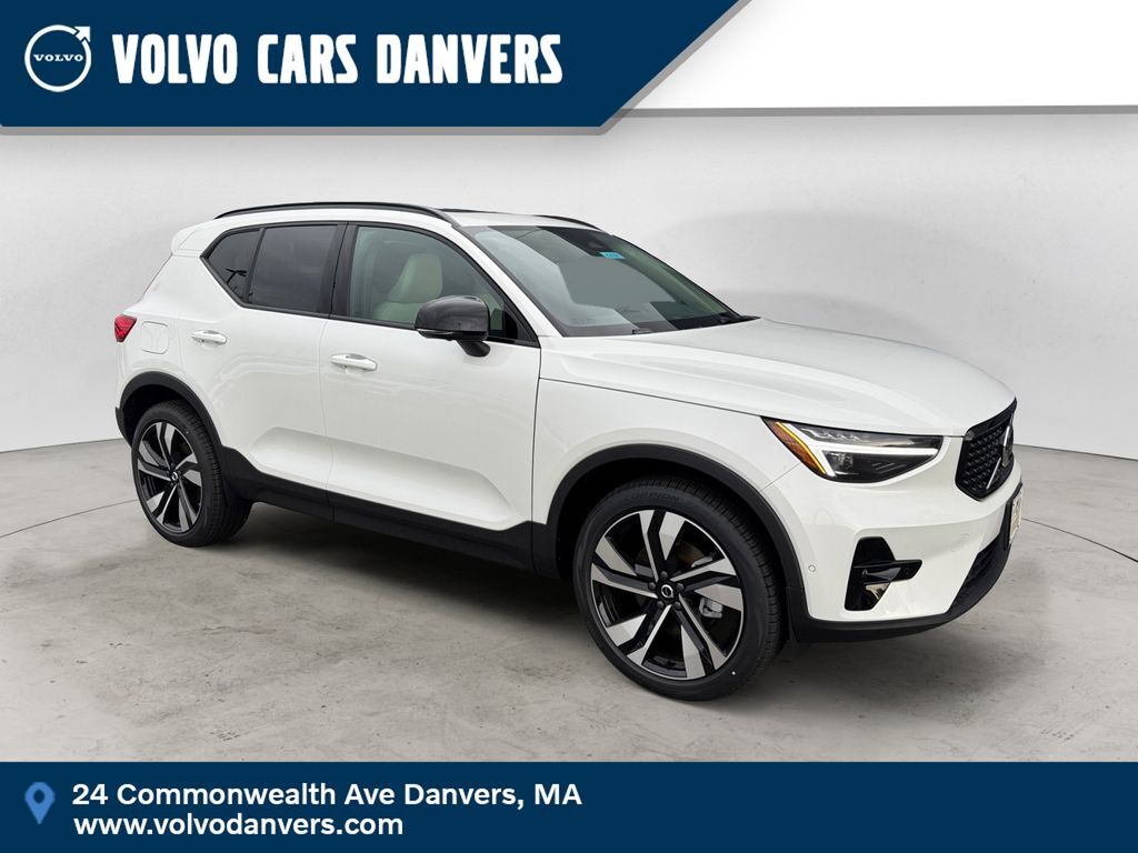 2026 VOLVO XC40