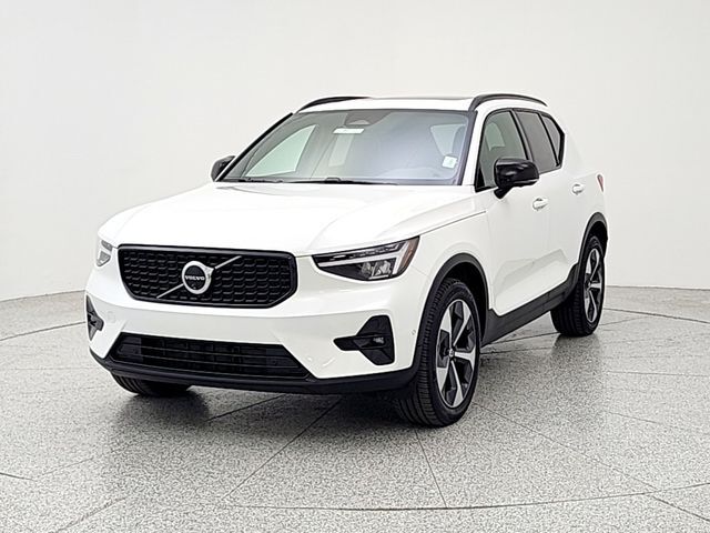 2025 VOLVO XC40