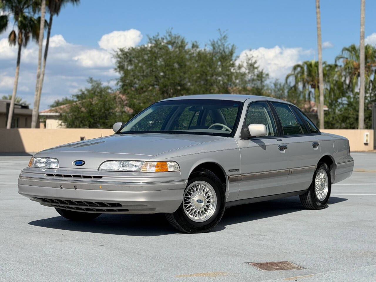 1992 FORD Crown Victoria