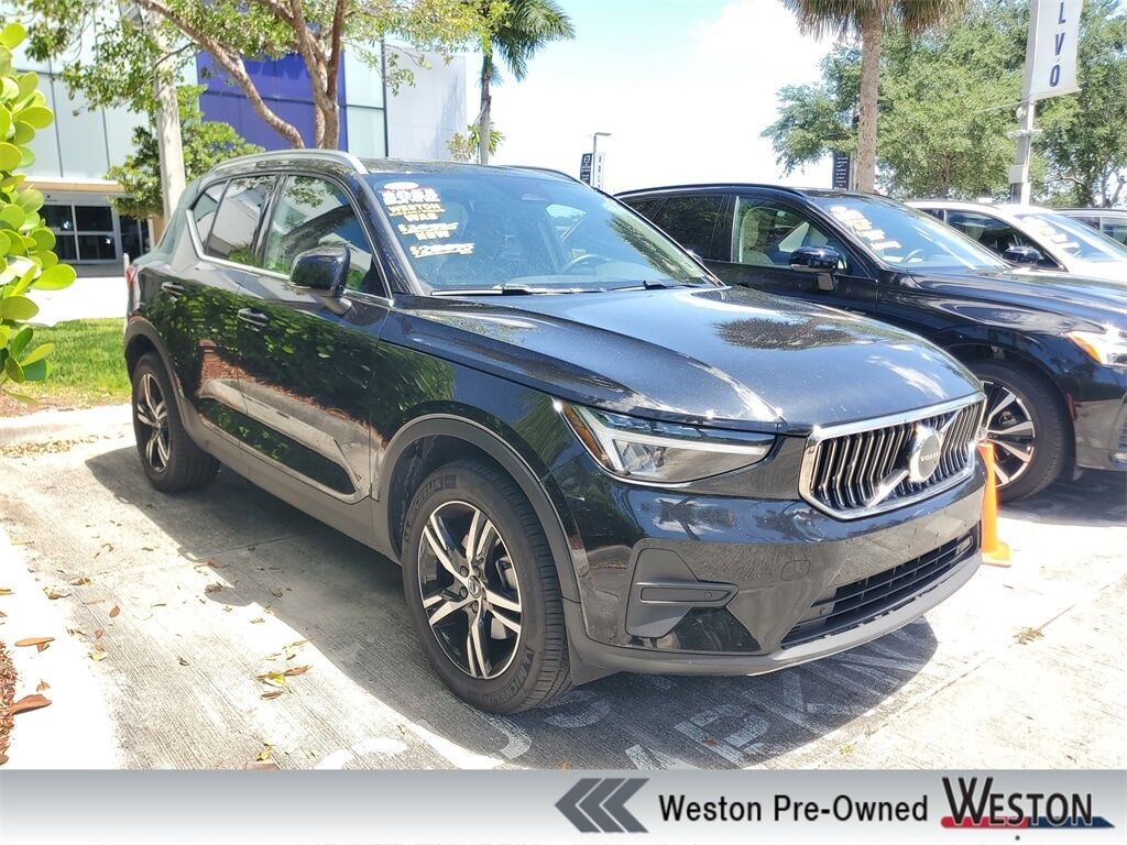 2025 VOLVO XC40