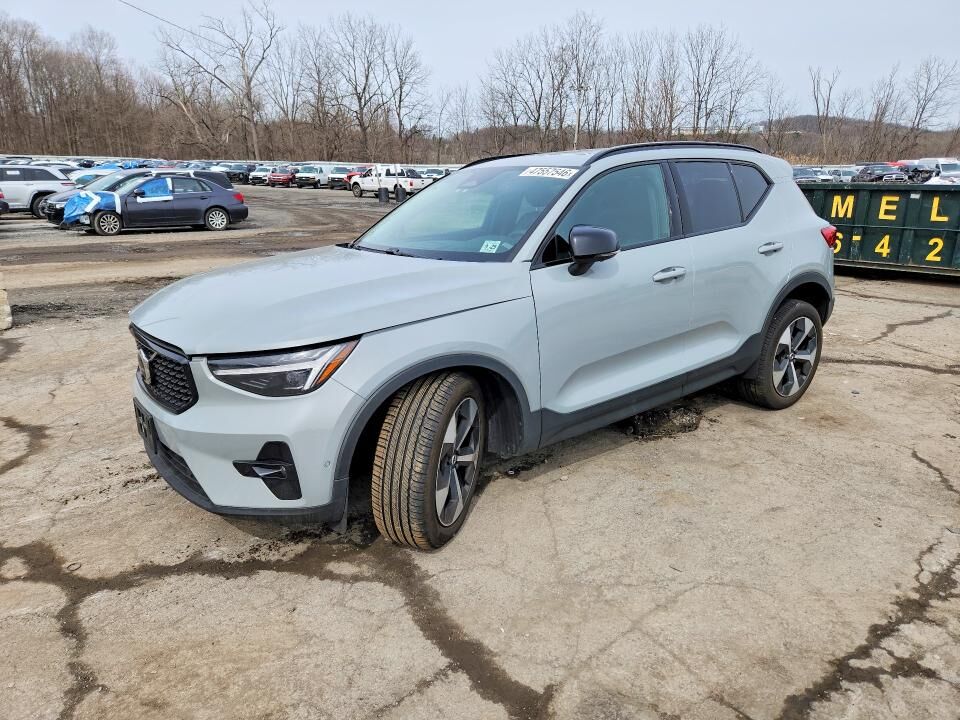 2025 VOLVO XC40