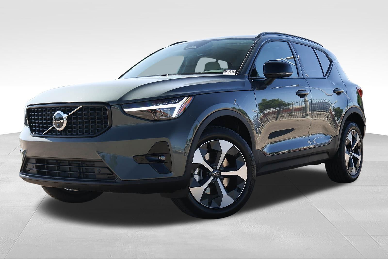 2026 VOLVO XC40