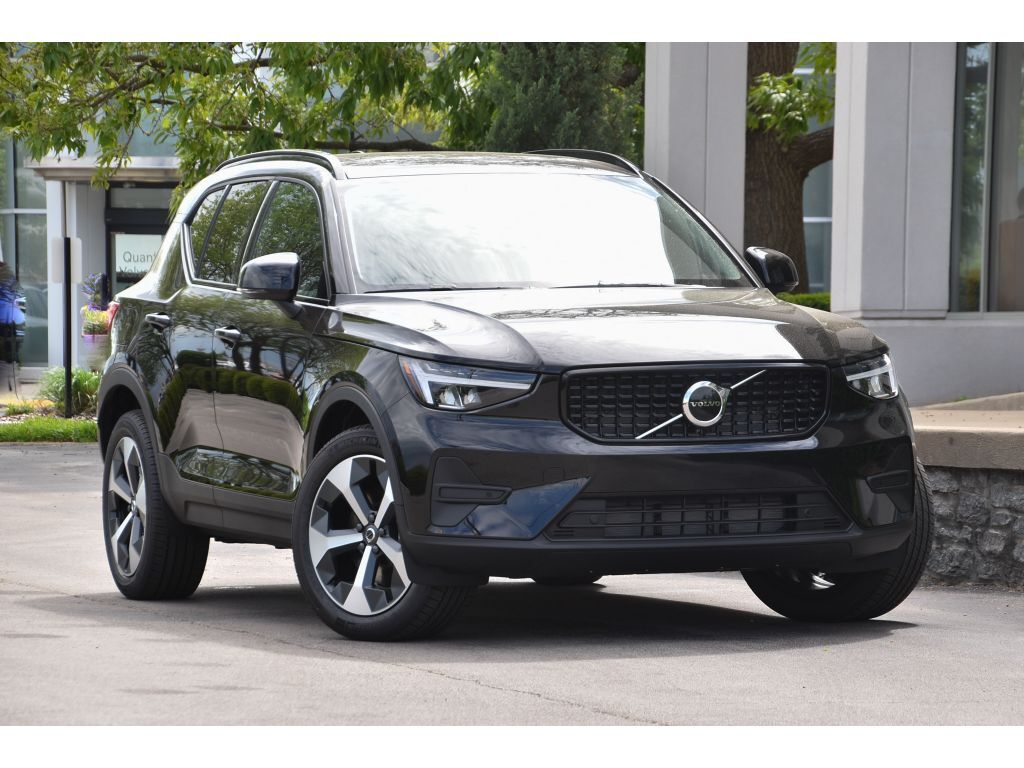 2026 VOLVO XC40