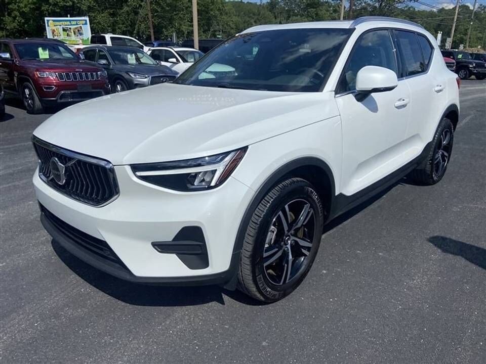 2025 VOLVO XC40