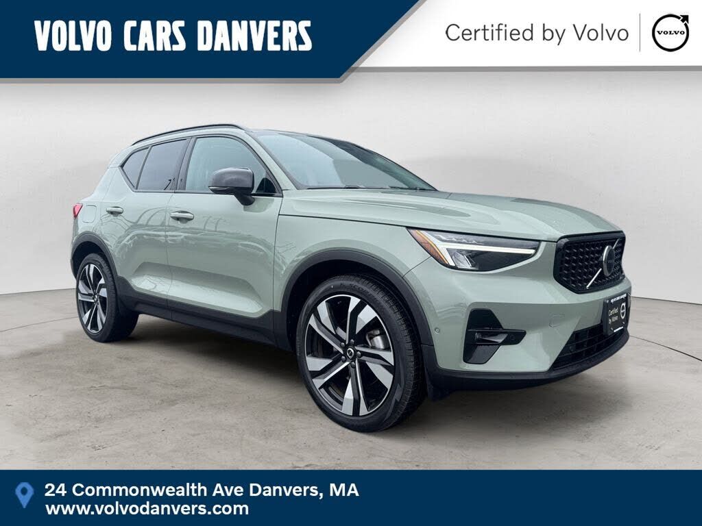 2023 VOLVO XC40