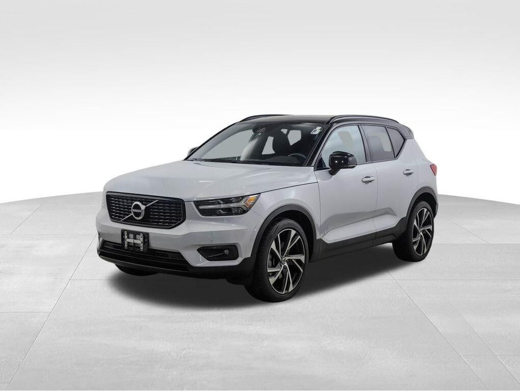 2021 VOLVO XC40