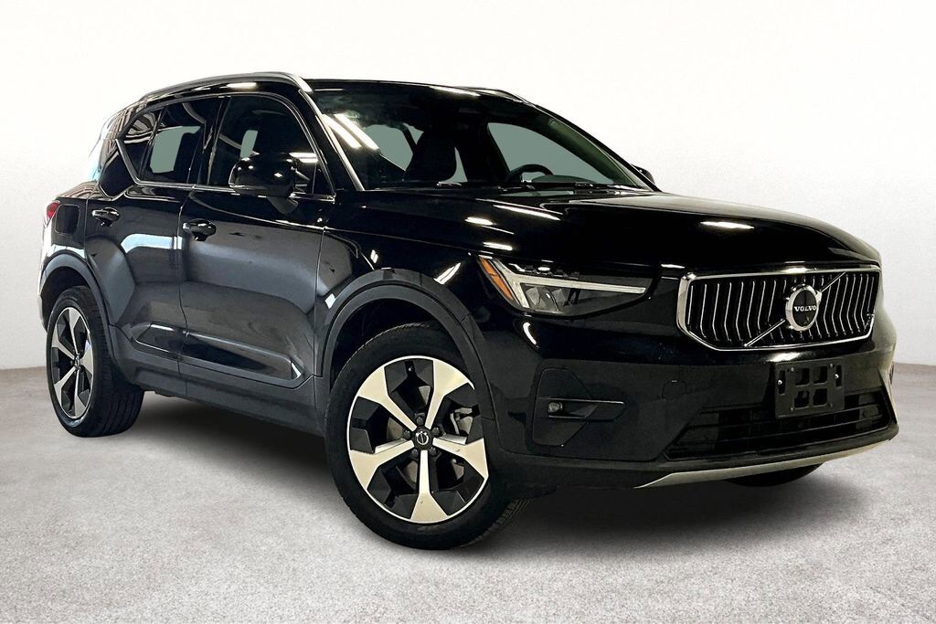 2024 VOLVO XC40
