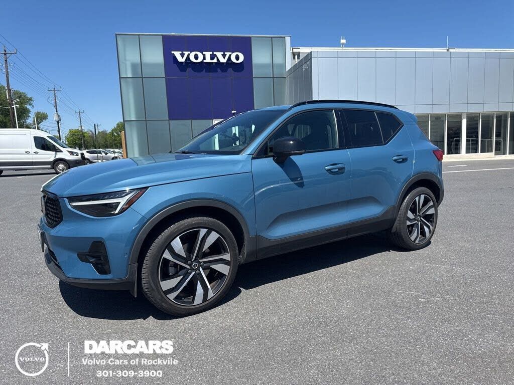 2023 VOLVO XC40