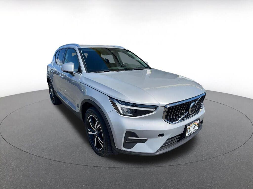 2024 VOLVO XC40