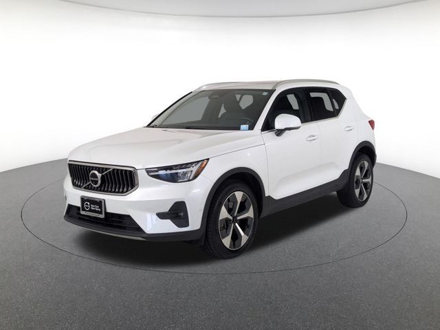 2023 VOLVO XC40