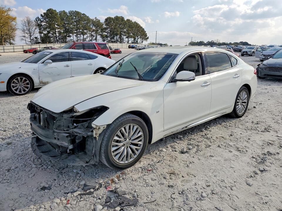 Infiniti Q70L