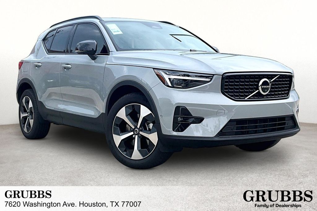 2026 VOLVO XC40
