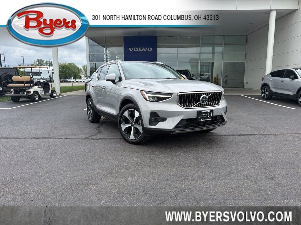 2025 VOLVO XC40