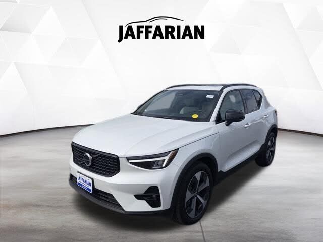 2025 VOLVO XC40