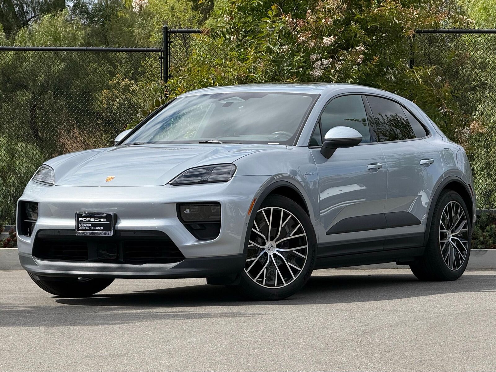 2025 PORSCHE Macan