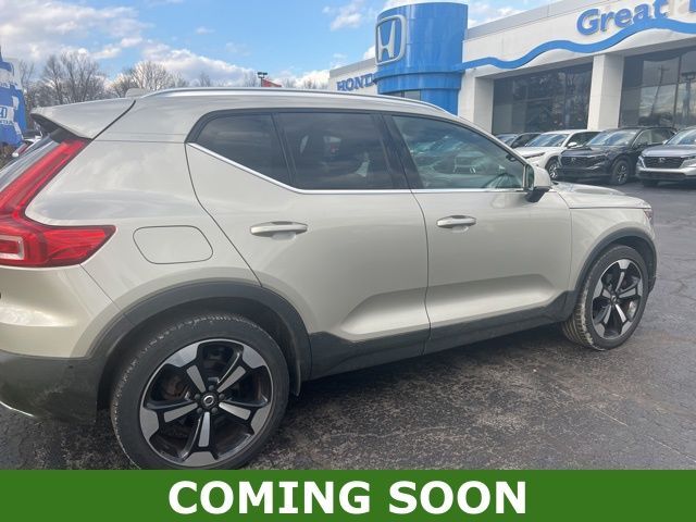 2019 VOLVO XC40
