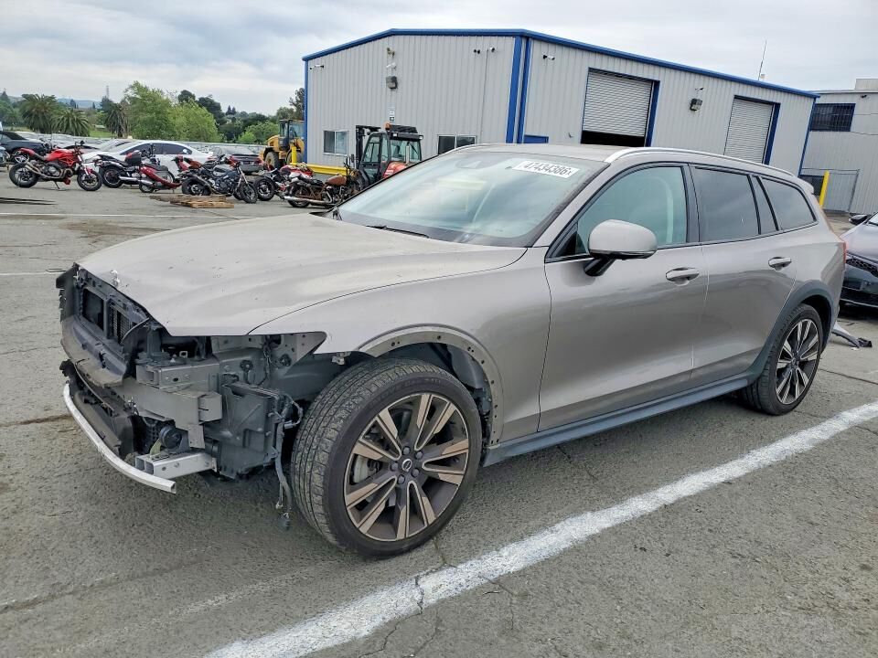 2021 VOLVO V60CC