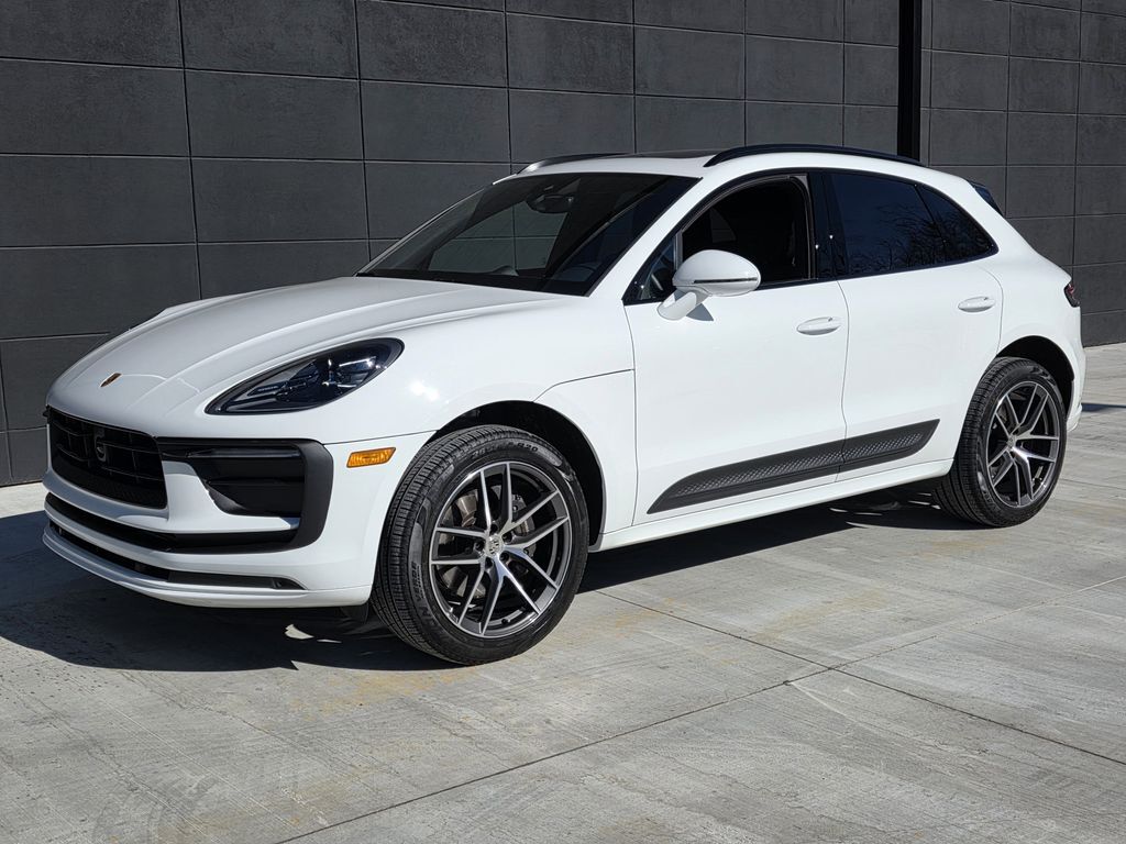 2026 PORSCHE Macan