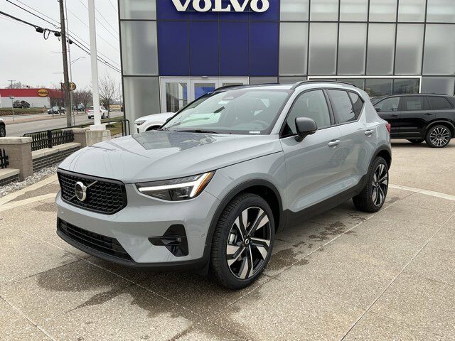 2026 VOLVO XC40