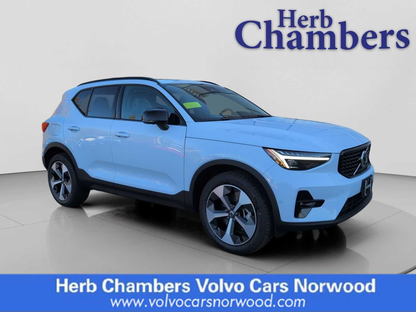 2026 VOLVO XC40