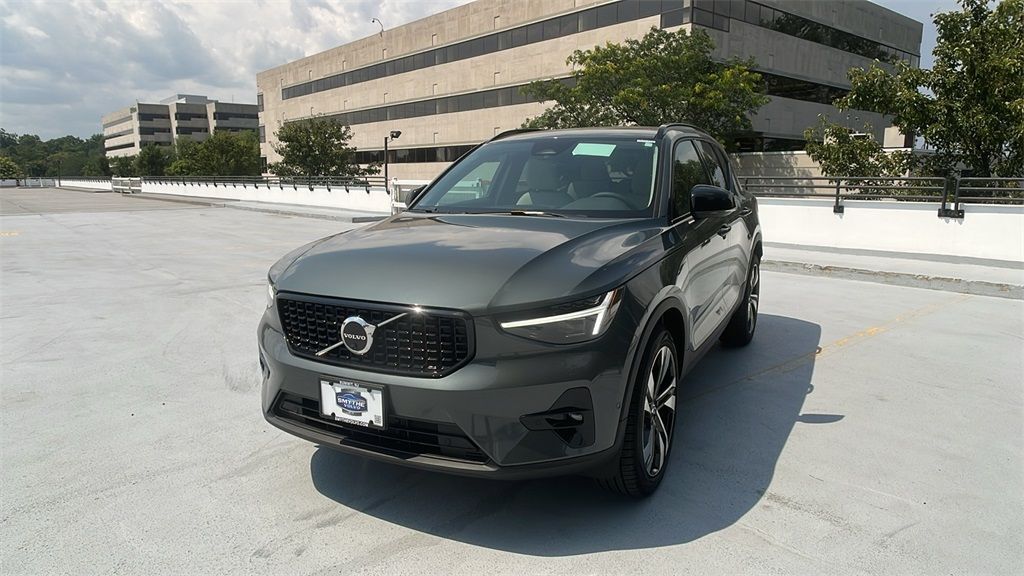 2026 VOLVO XC40