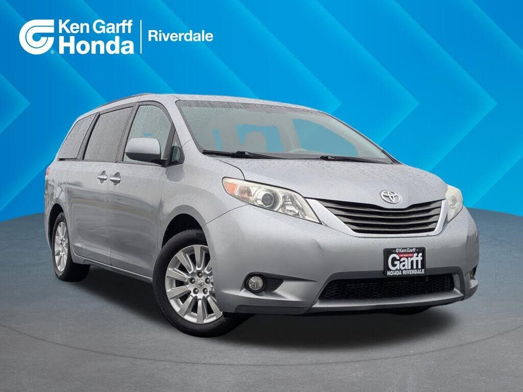 2011 TOYOTA Sienna