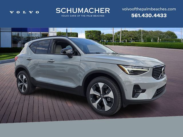 2026 VOLVO XC40