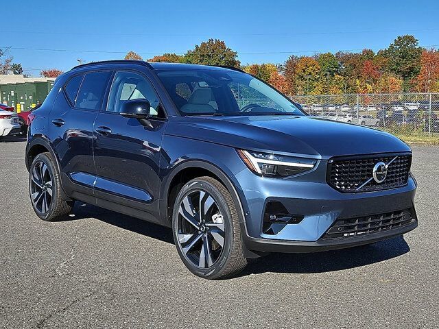 2026 VOLVO XC40