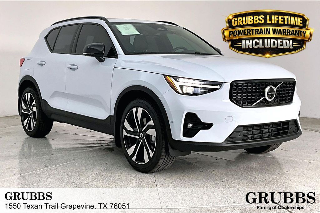 2026 VOLVO XC40