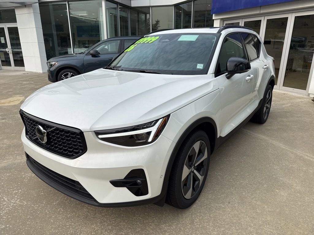2026 VOLVO XC40