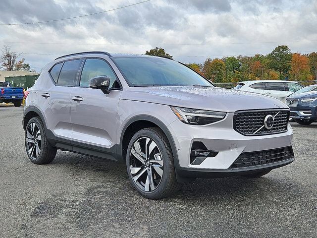 2026 VOLVO XC40