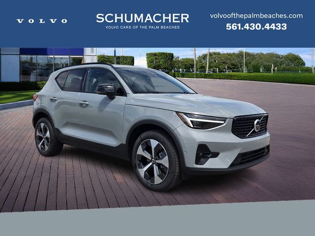 2026 VOLVO XC40