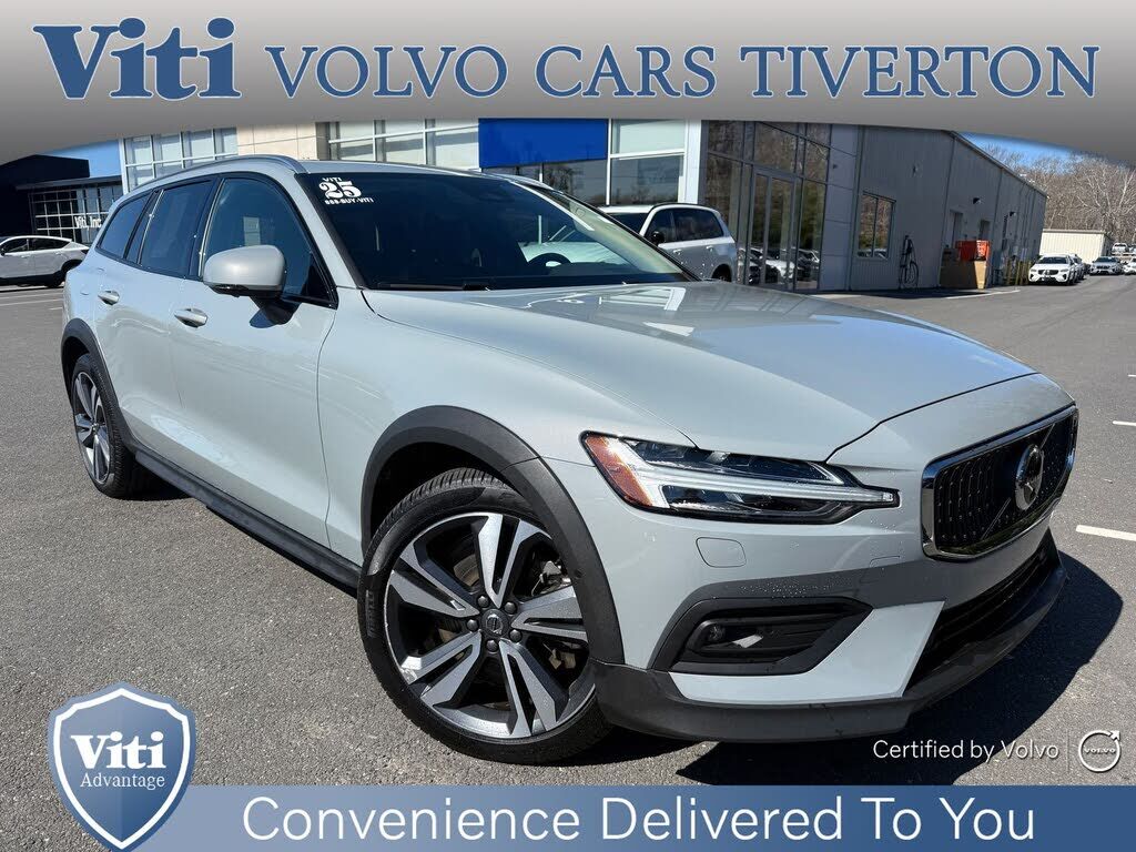 2025 VOLVO V60CC
