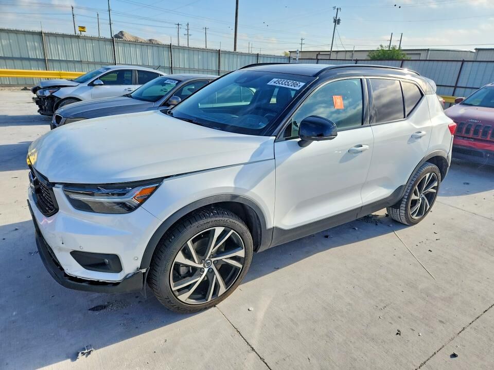 2022 VOLVO XC40