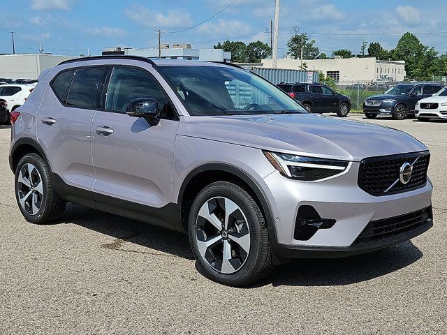 2026 VOLVO XC40
