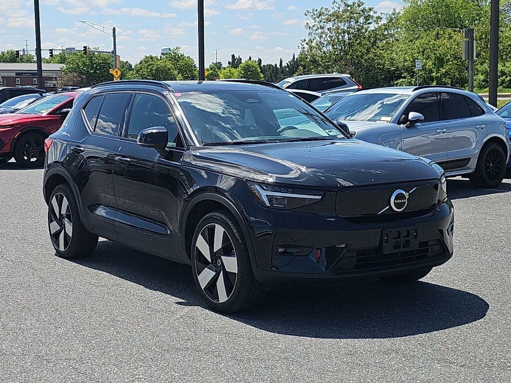 2023 VOLVO XC40