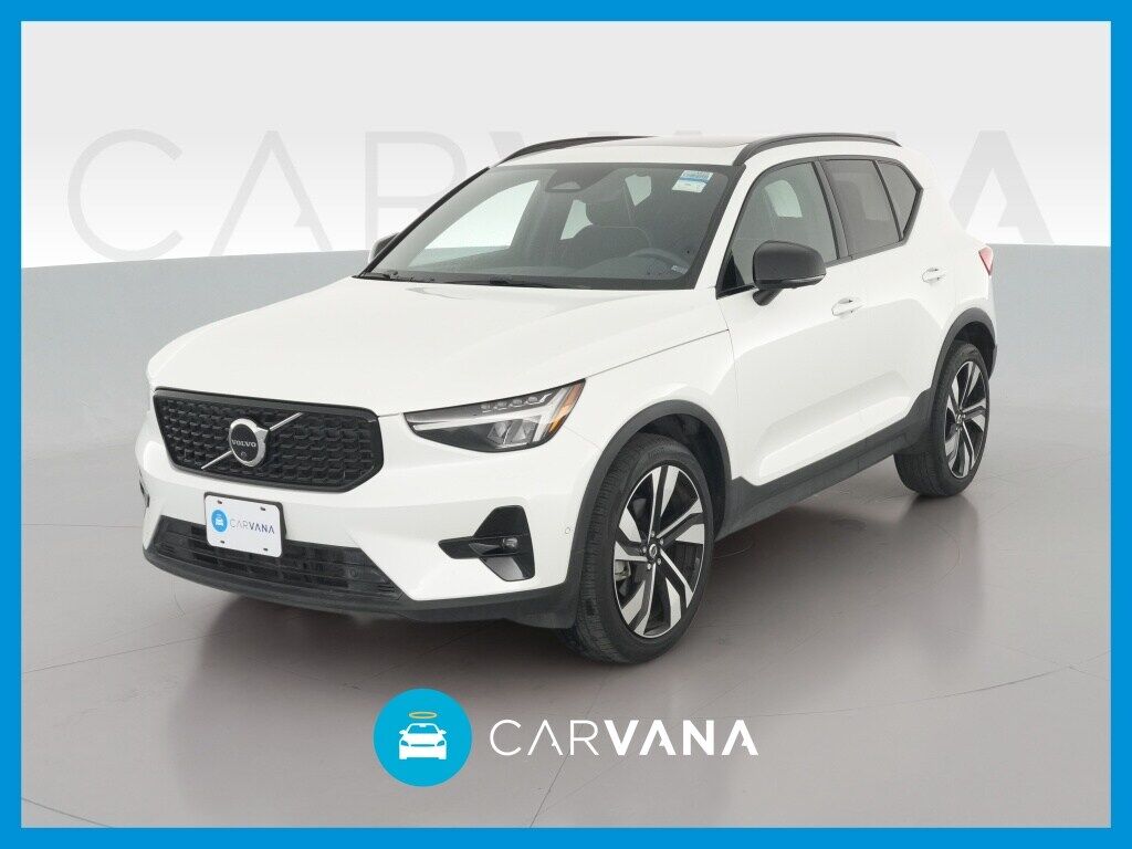 2023 VOLVO XC40