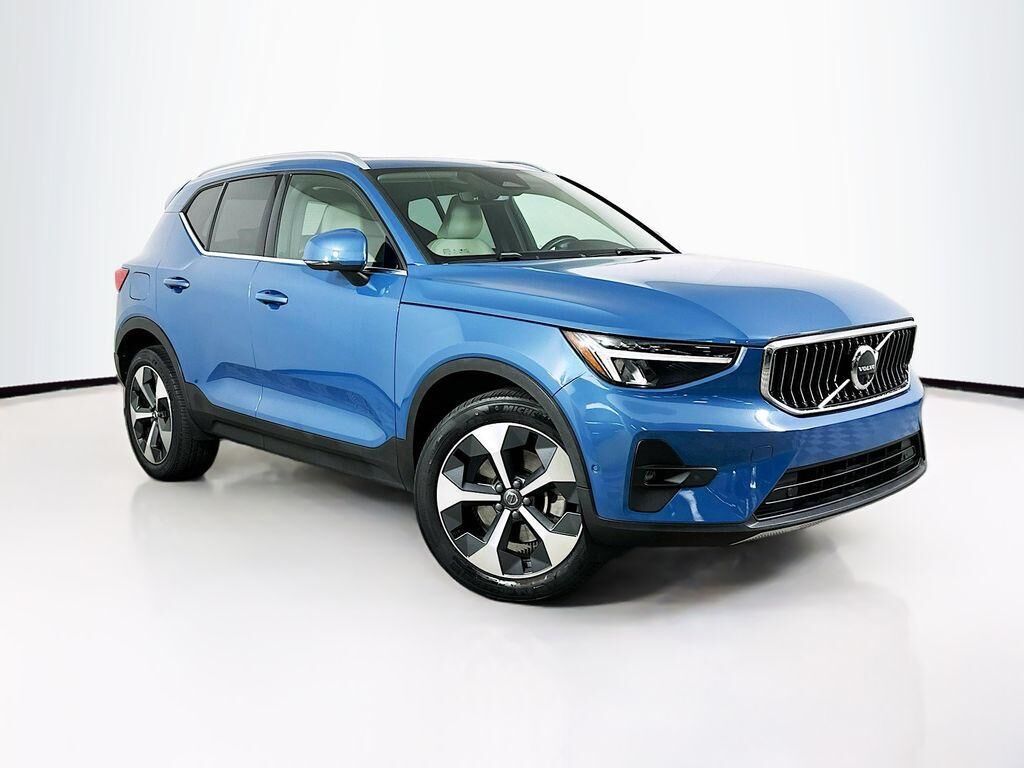 2023 VOLVO XC40