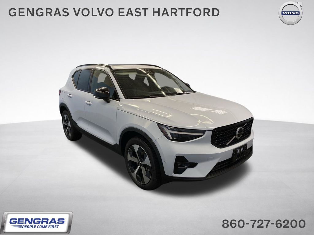 2026 VOLVO XC40